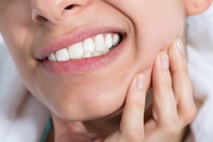 Woman with teeth pain wants to know how to get rid of cavities
